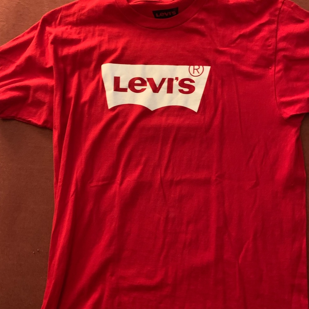 Levi tee